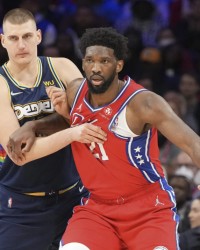 NBA约基奇补时争议三分绝杀勇士，终结对手七连胜登顶西部引热议
