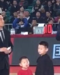  球星退役仪式温情落幕泪洒球场  